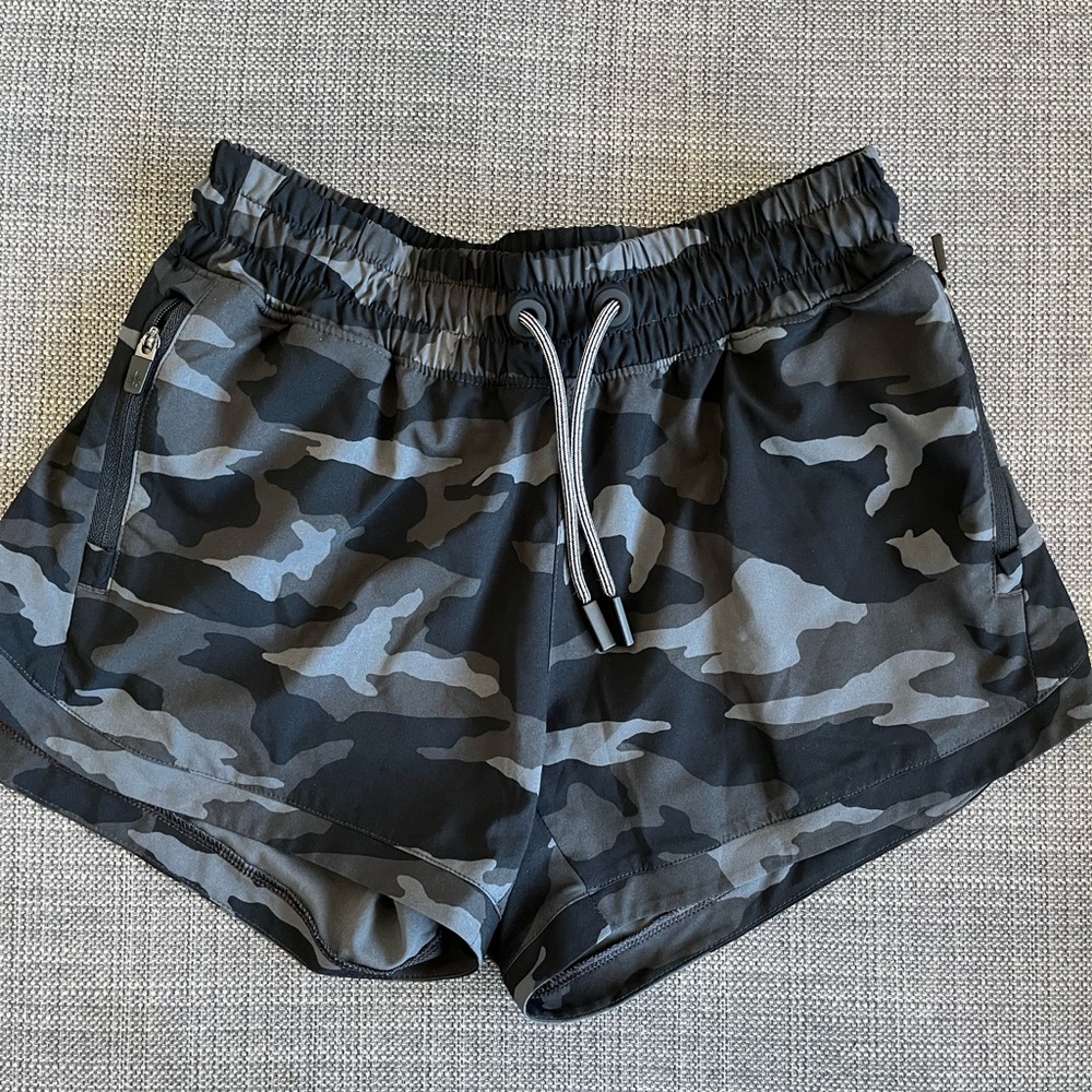 Black camo Athleta shorts for girls 🖤 M 8/10